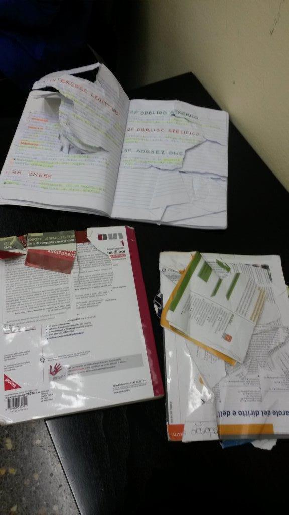 Alcuni libri strappati alla ragazza senegalese
