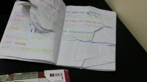 Alcuni libri strappati alla ragazza senegalese