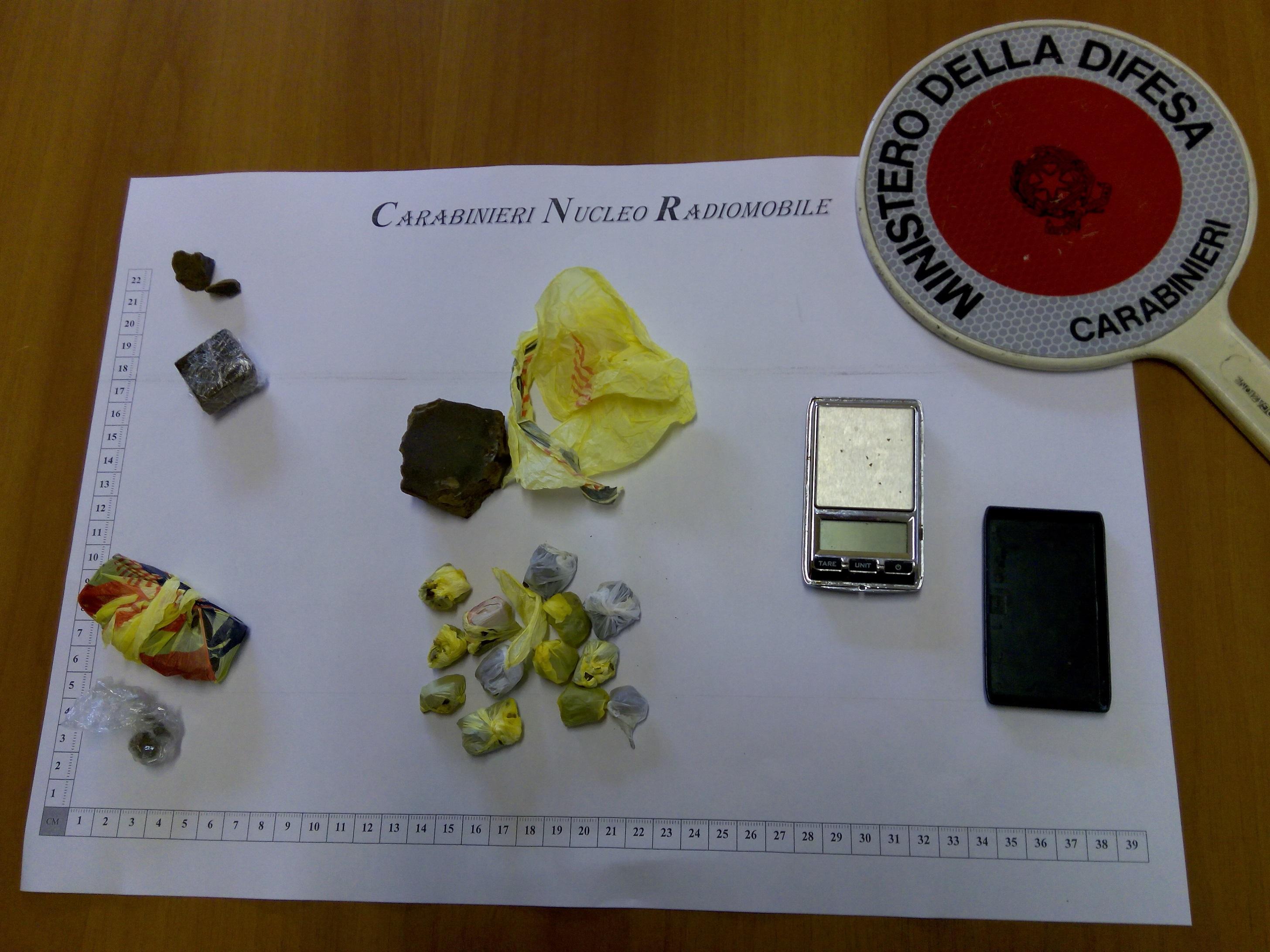 La droga e l'occorrente per il confenzionamento trovati nei garage