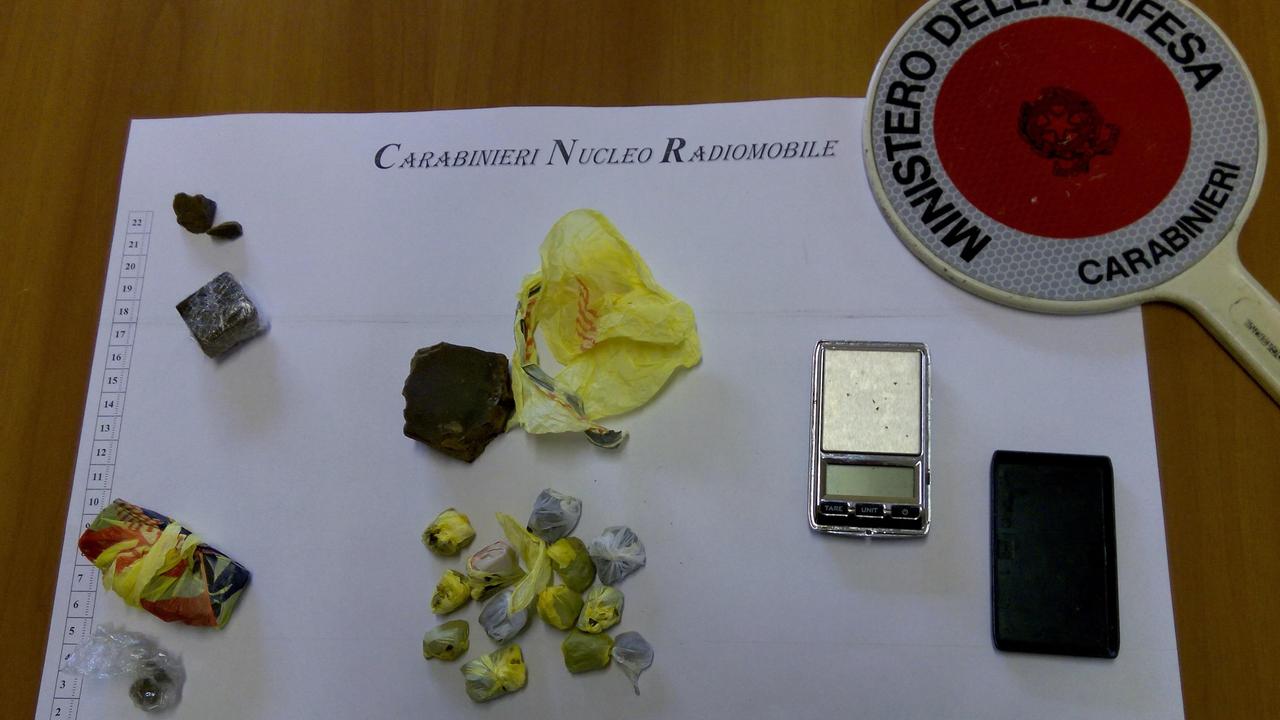 La droga e l'occorrente per il confenzionamento trovati nei garage