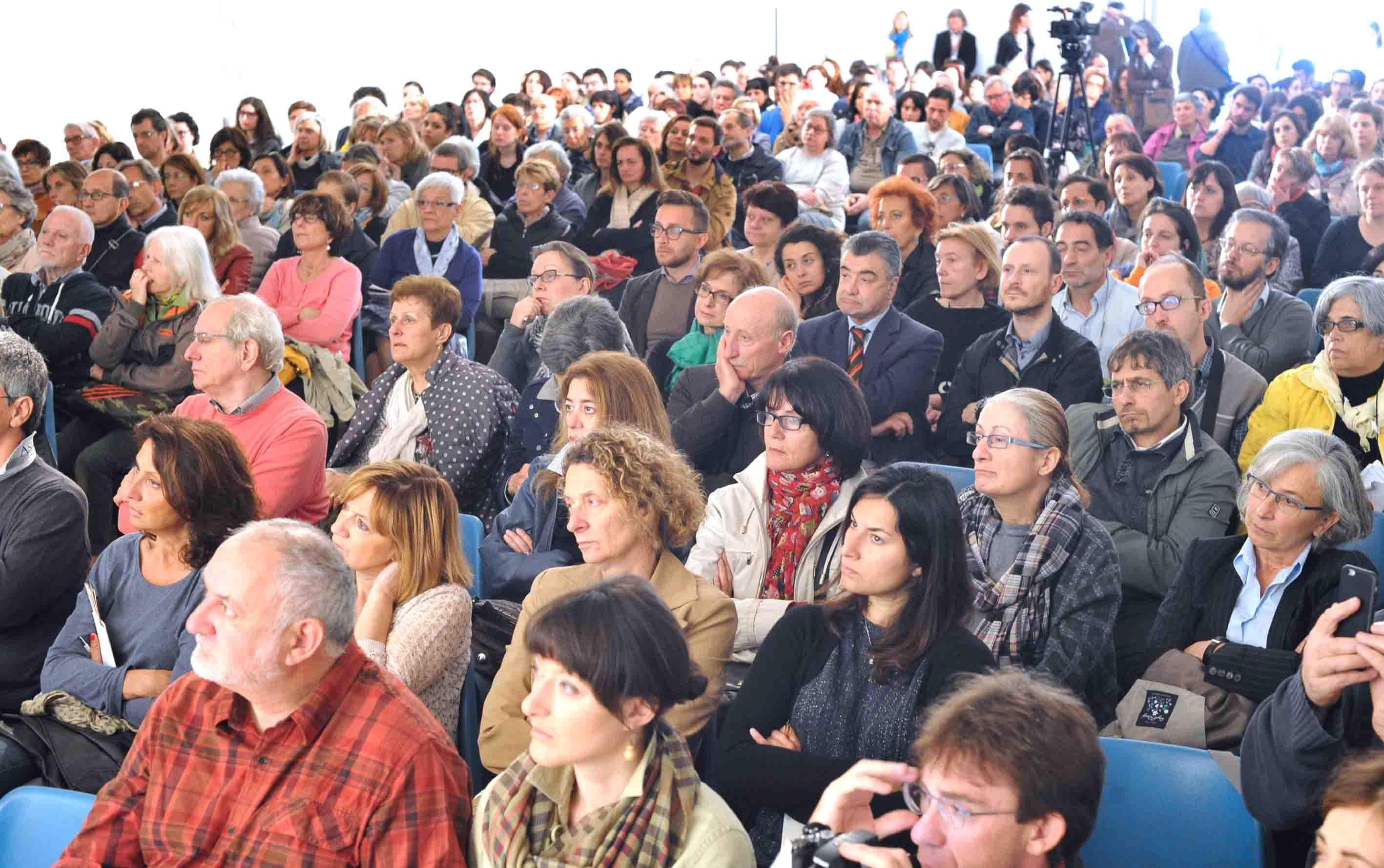 Folto pubblico all'incontro su "Abitare ai margini" (foto Gori)