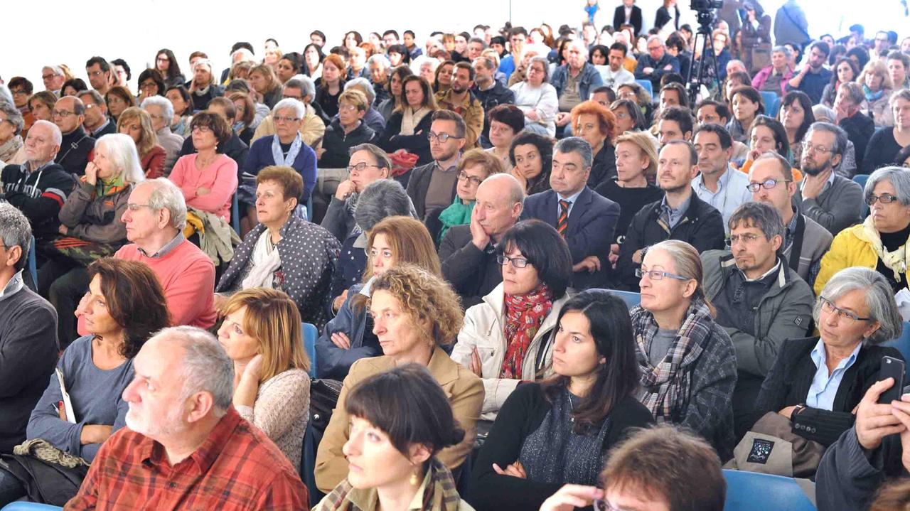 Folto pubblico all'incontro su "Abitare ai margini" (foto Gori)