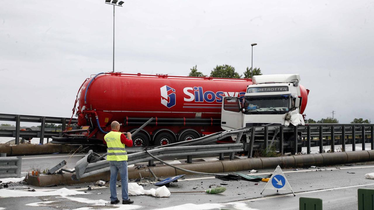 Il camion che si è intraversato all'uscita dell'autostrada