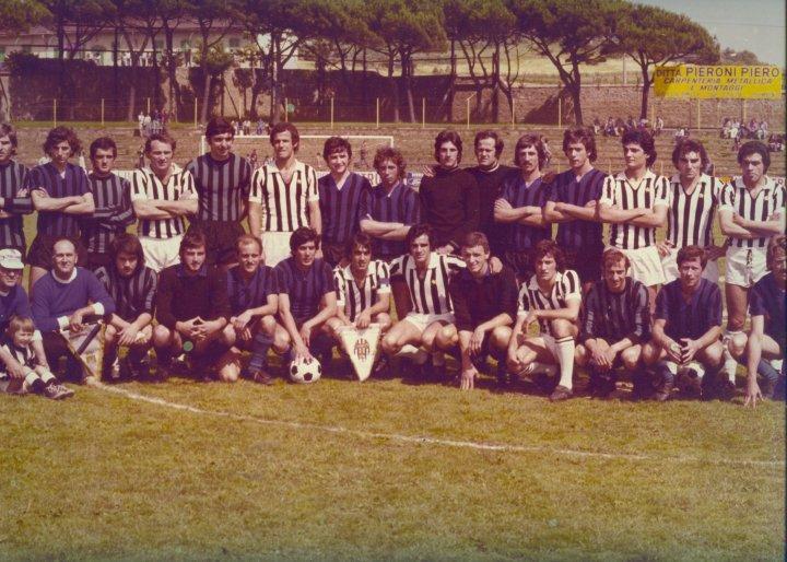 Le due squadre a centrocampo