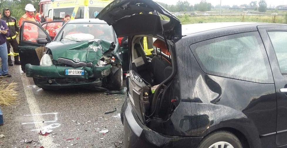 Violento scontro tra due auto, attimi di paura per due bimbi 