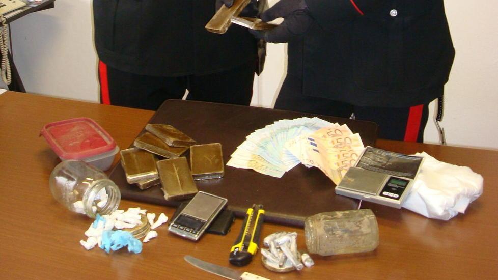 Spacciatore nei guai nel supermercato della droga nel bosco