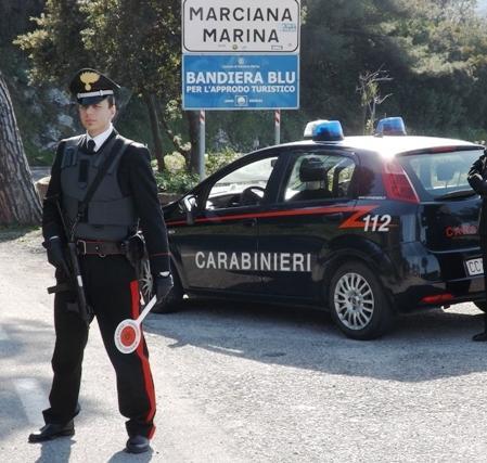 Lite in banchina, giovane cade in mare 
