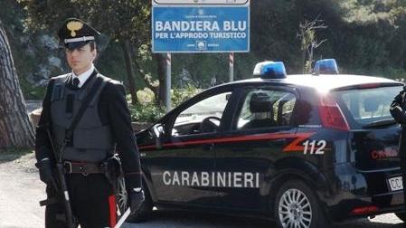 Lite in banchina, giovane cade in mare