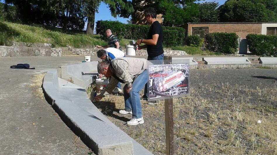 Dritti alla meta dà l’esempio e rivernicia le panchine 