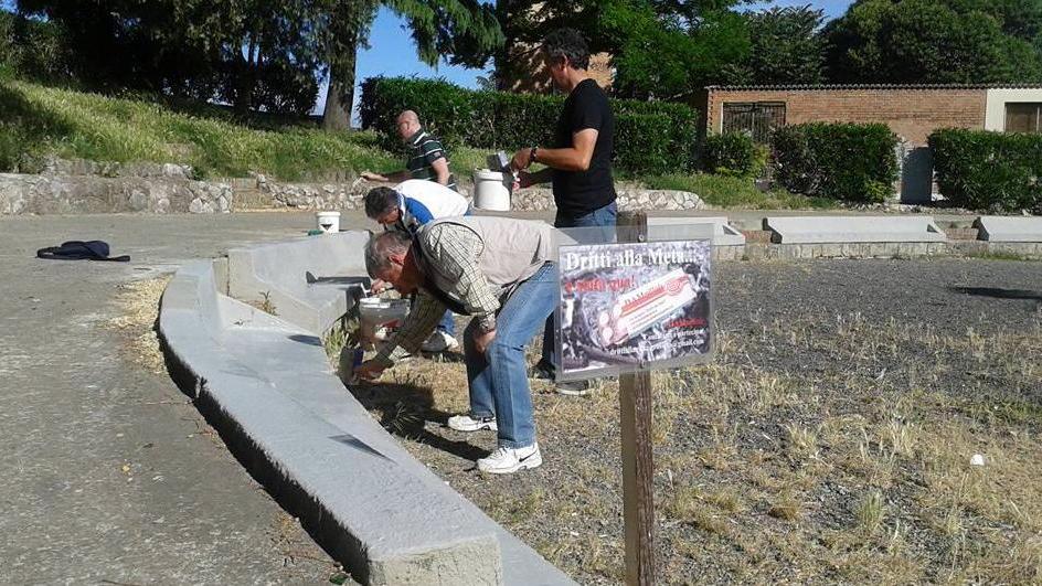 Dritti alla meta dà l’esempio e rivernicia le panchine