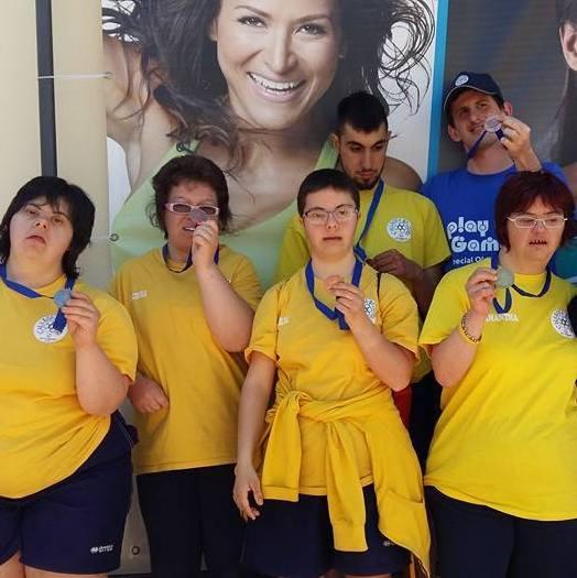 L’Allegra Brigata fa incetta di medaglie alle gare di nuoto