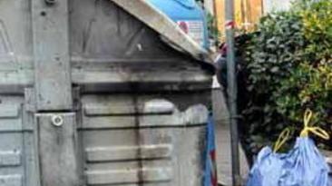 «Da Marina vengono fin qui a scaricare i loro sacchetti»