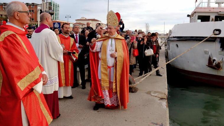 Duemila in processione (e stavolta arriva al porto) 