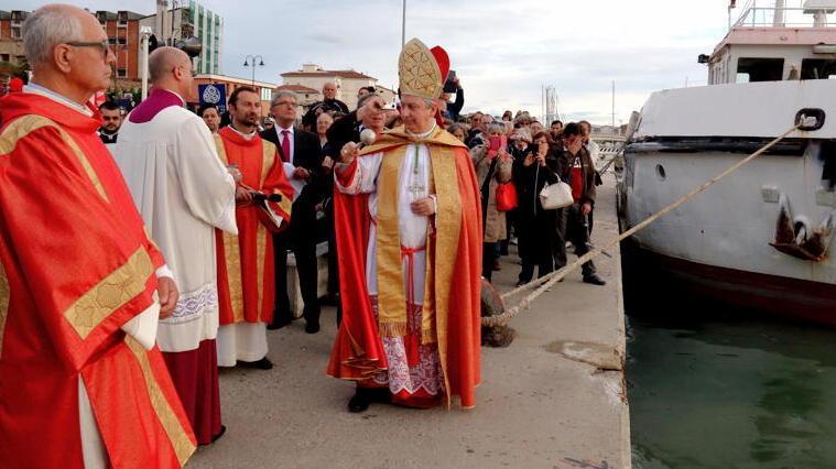 Duemila in processione (e stavolta arriva al porto)