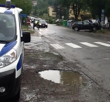 Schianto frontale: tre auto coinvolte e un palo abbattuto