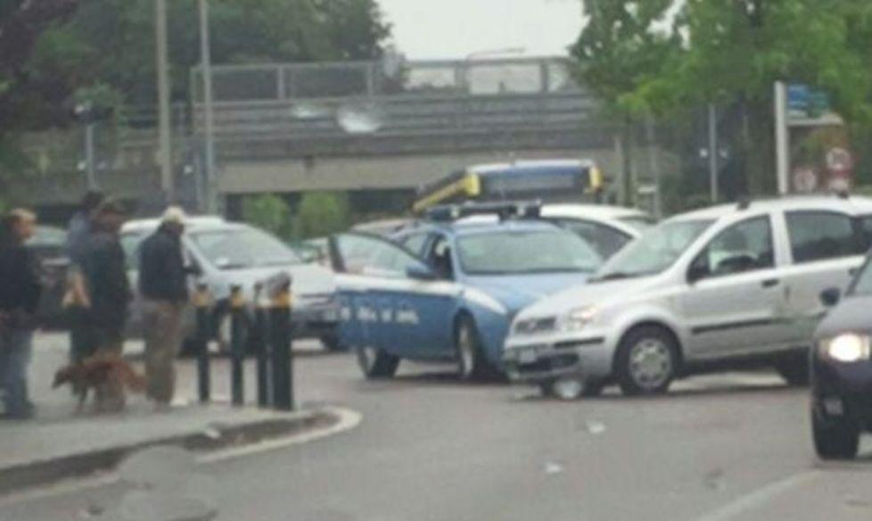 Un tamponamento con auto di polizia in Divisione Acqui