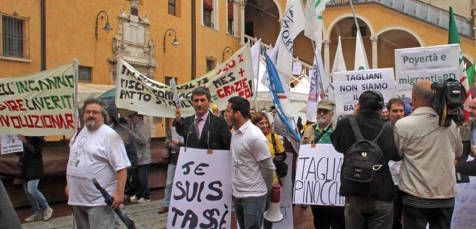 In cento a manifestare contro le tasse 