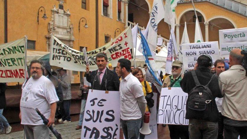 In cento a manifestare contro le tasse