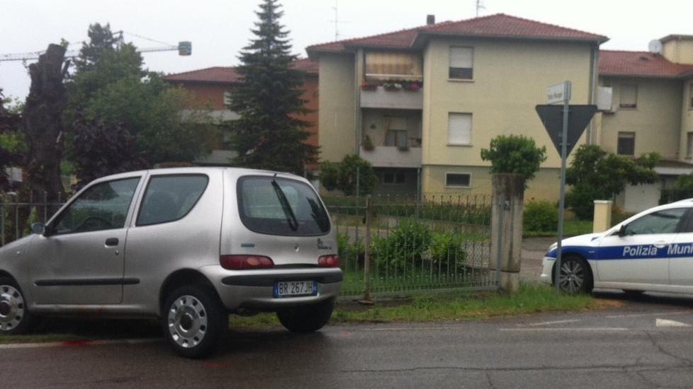 Finisce con l’auto contro un muretto