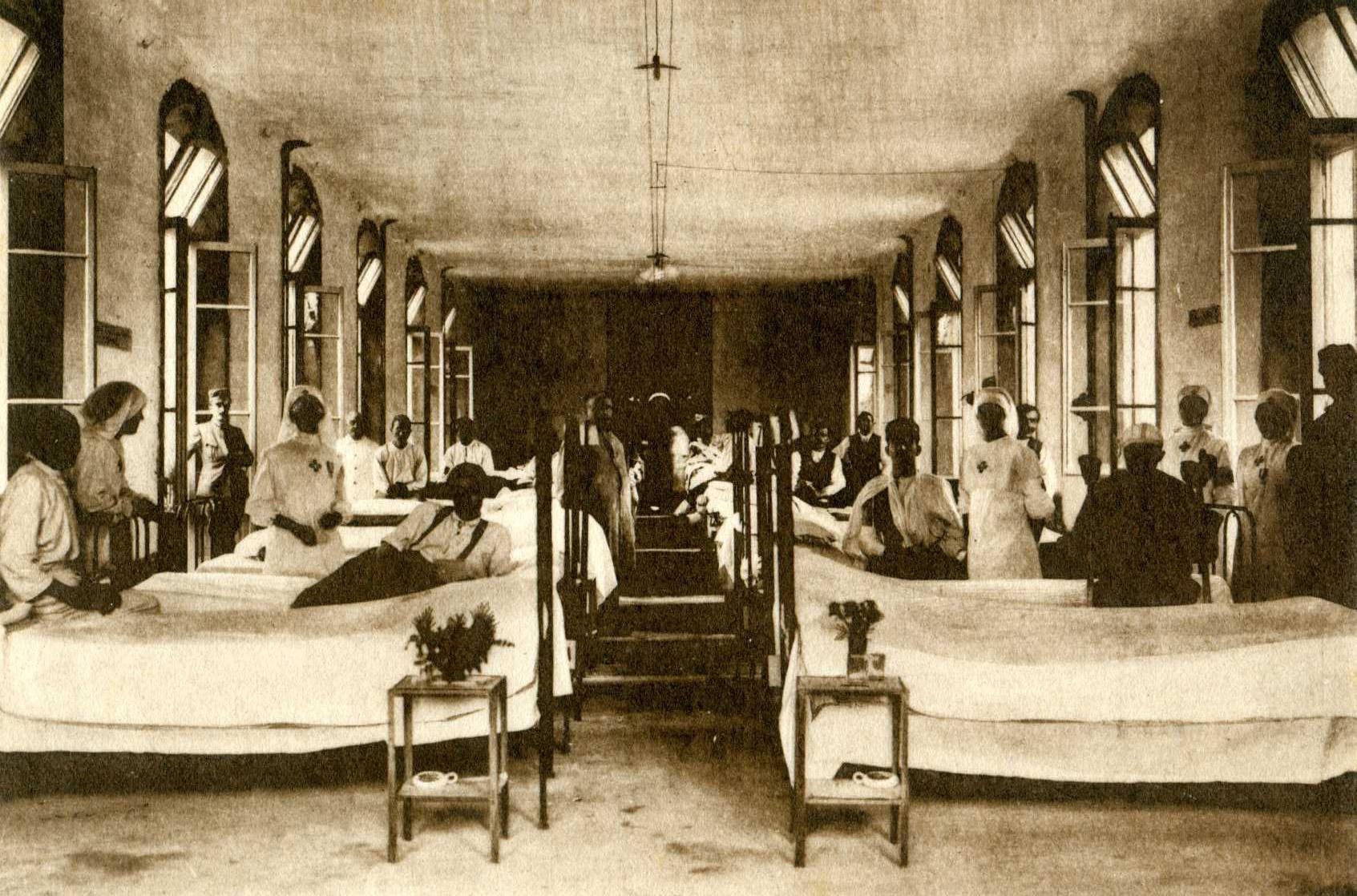 Soldati feriti al fronte e infermiere al Sant'Anna di Ferrara negli anni della Grande Guerra