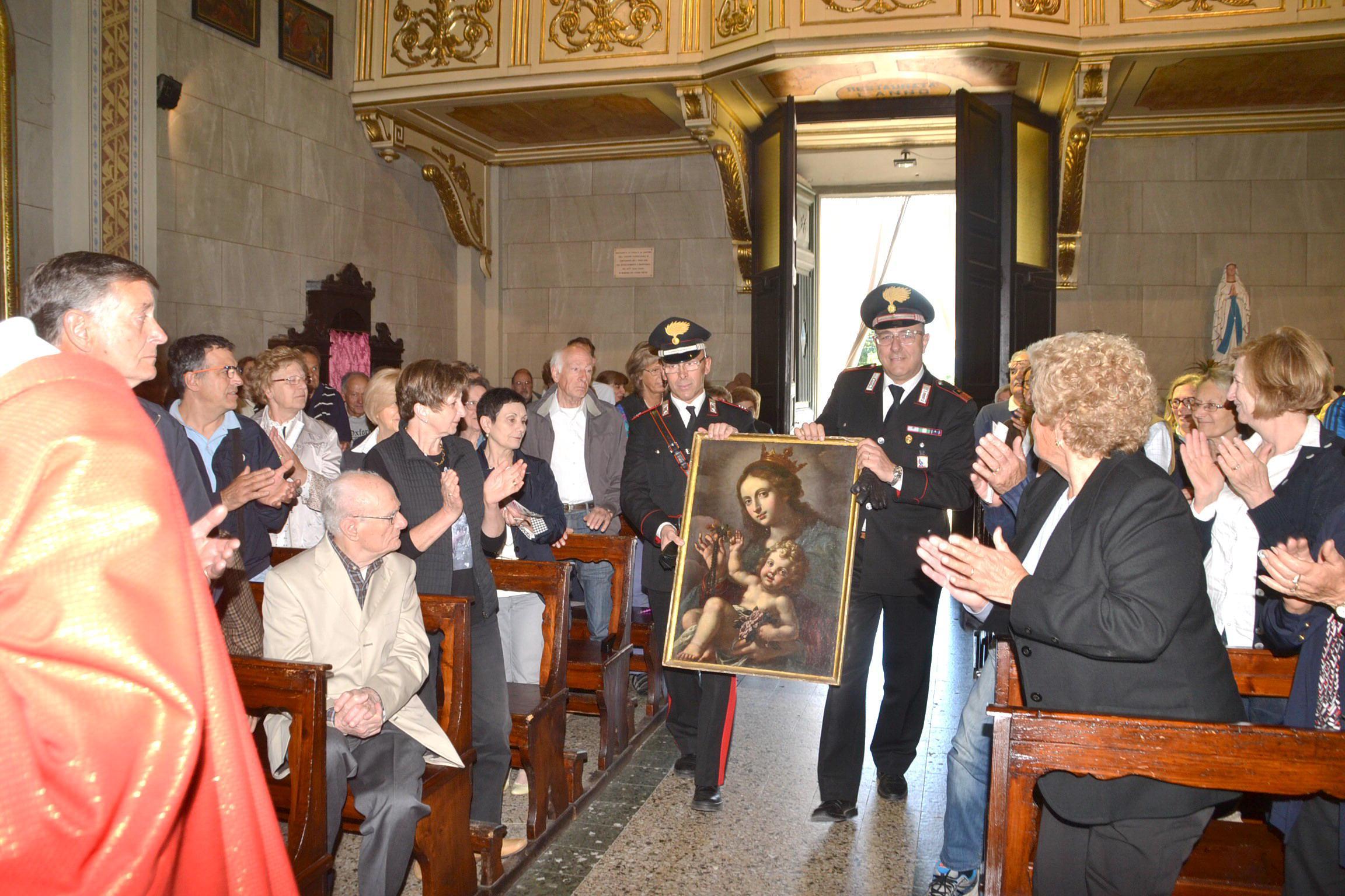I carabinieri portano il quadro applauditi dai fedeli