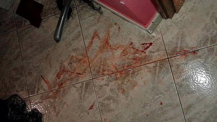 Il sangue sul pavimento della casa dove è avvenuta l'aggressione