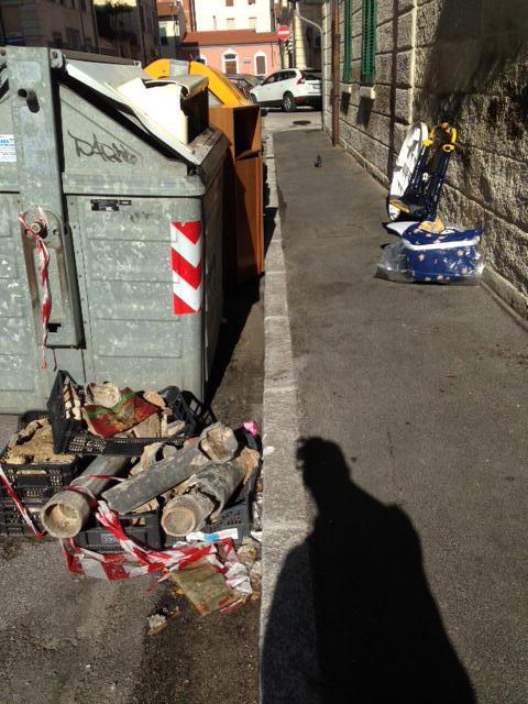 Amianto abbandonato in via Trento 