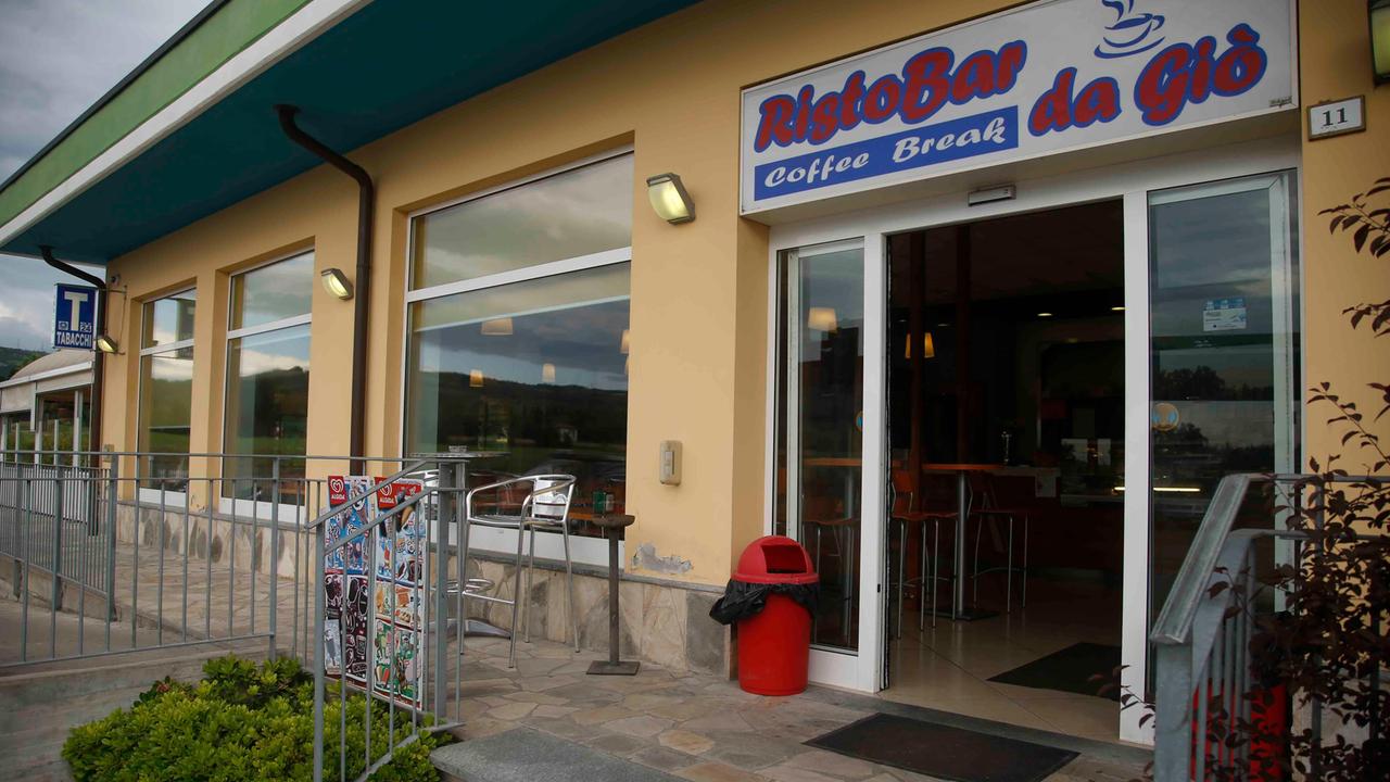 Tornano nel bar e fanno man bassa di tabacchi e liquori