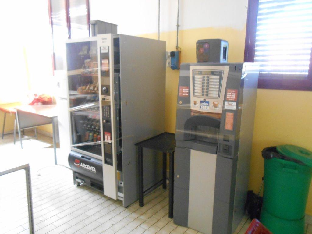 Ladri al Russell: svuotato un distributore automatico 
