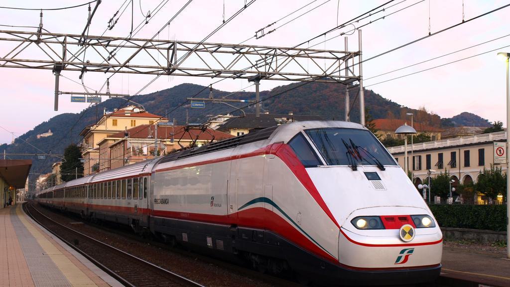 Un Freccia Bianca in transito sulla Tirrenica