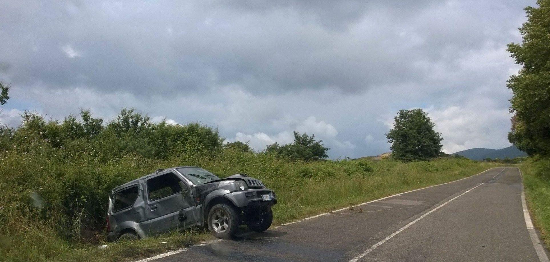 Jeep sbanda e finisce nel fossato: due feriti