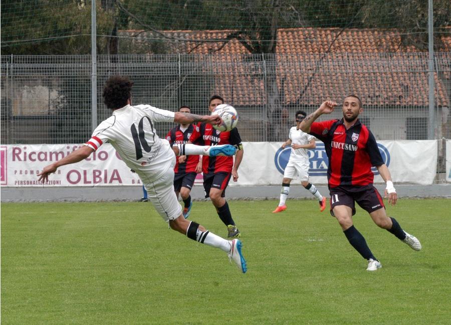 Una spettacolare semirovesciata dell'olbiese Molino, che salterà il derby con la Torres