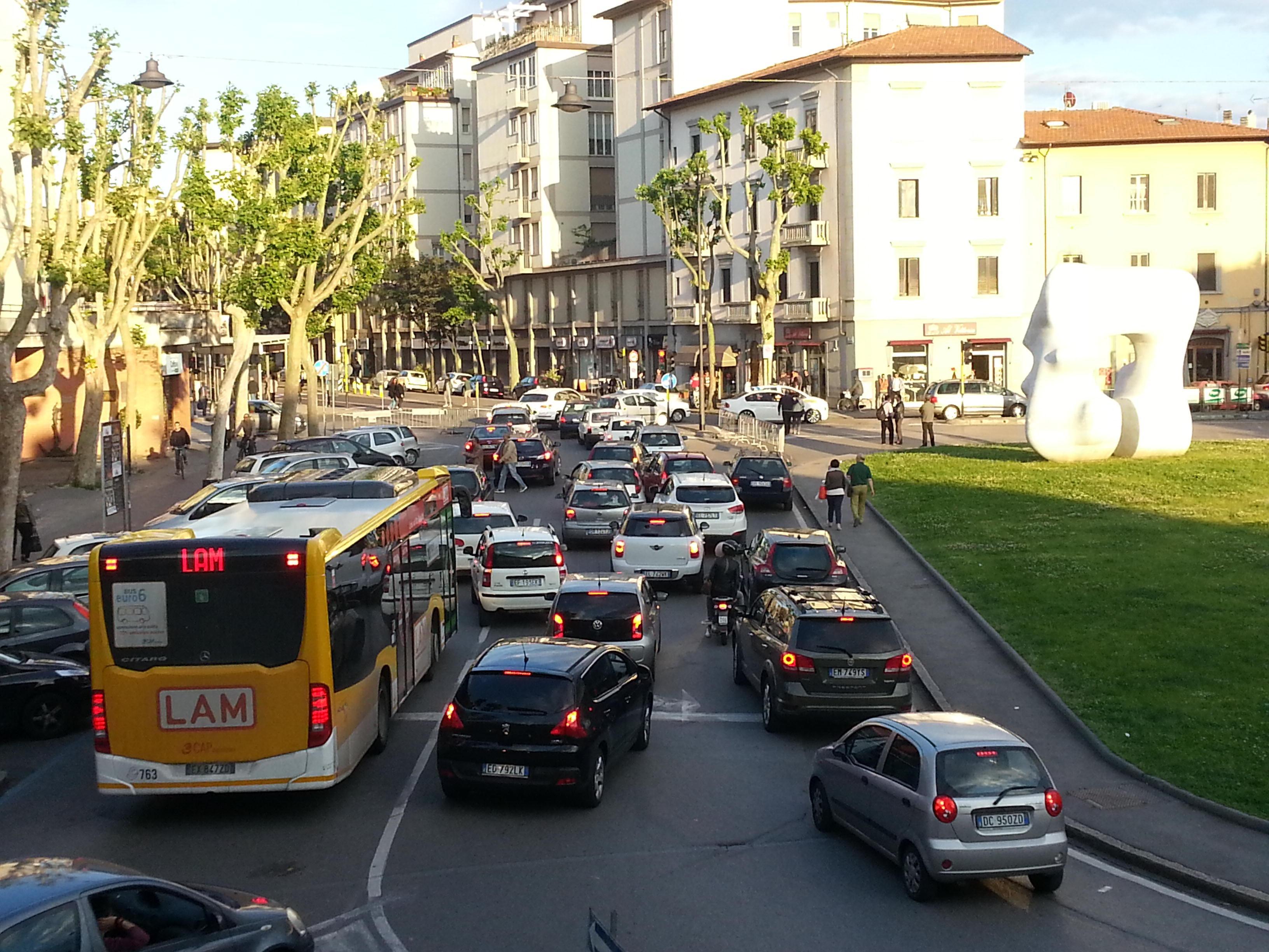 Piazza San Marco, le auto svoltano a destra nonostante il divieto