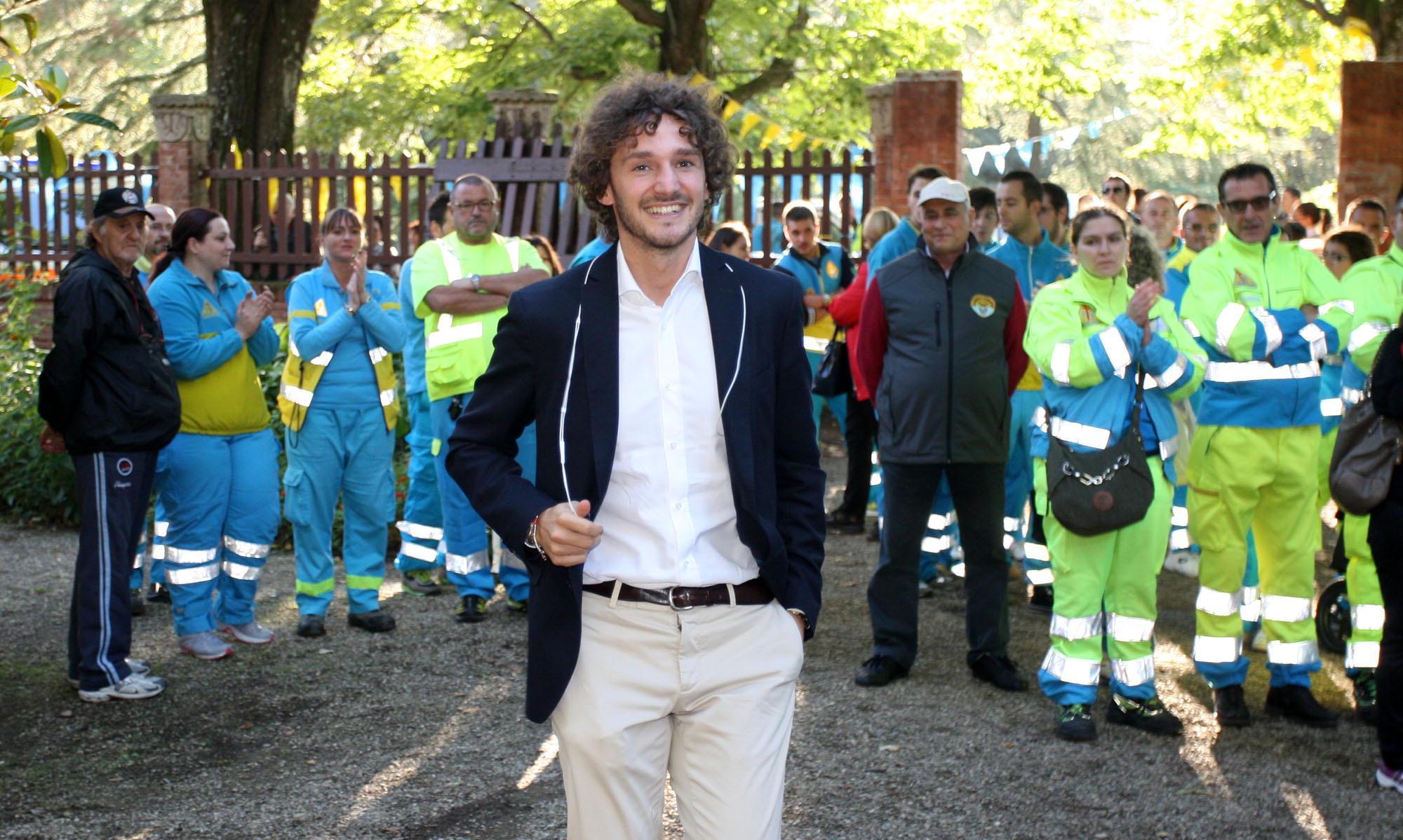 L'on. Edoardo Fanucci a una manifestazione con i volontari della Misericordia di Montecatini (Foto Nucci)