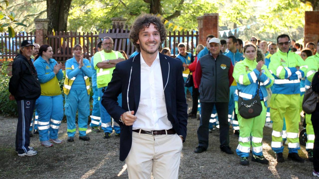 L'on. Edoardo Fanucci a una manifestazione con i volontari della Misericordia di Montecatini (Foto Nucci)
