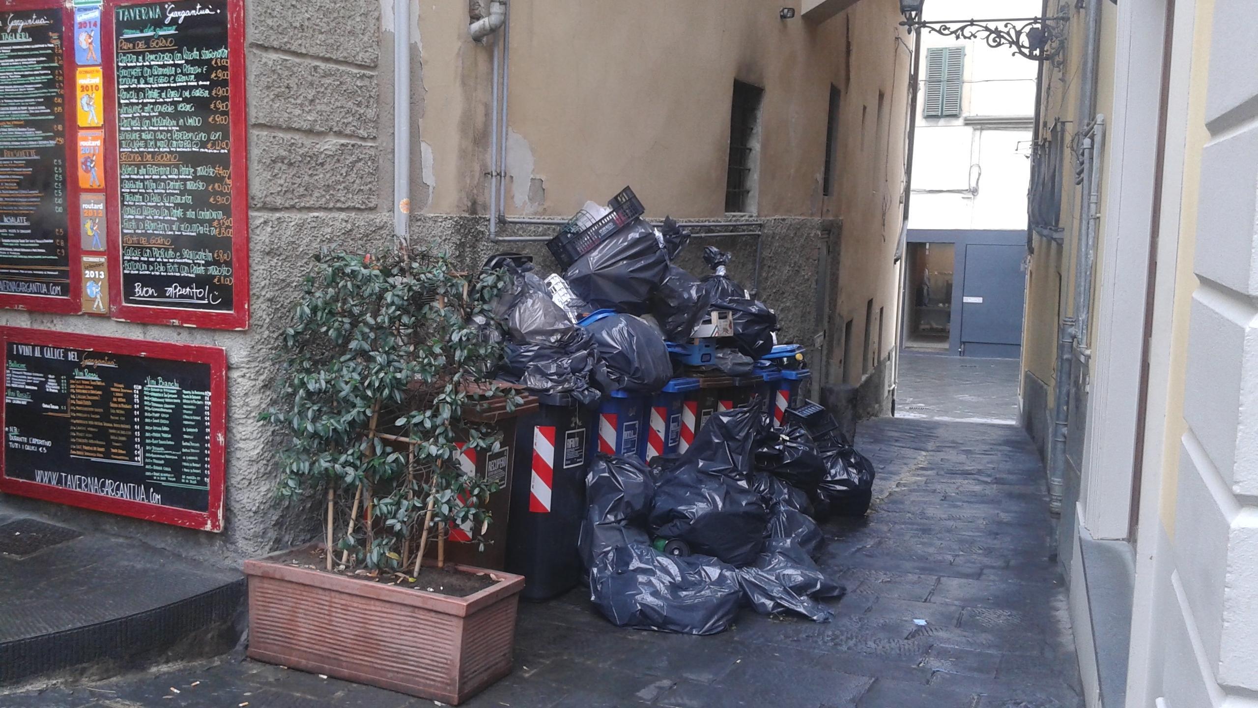 Un cumulo di rifiuti in un vicolo del centro di Pistoia