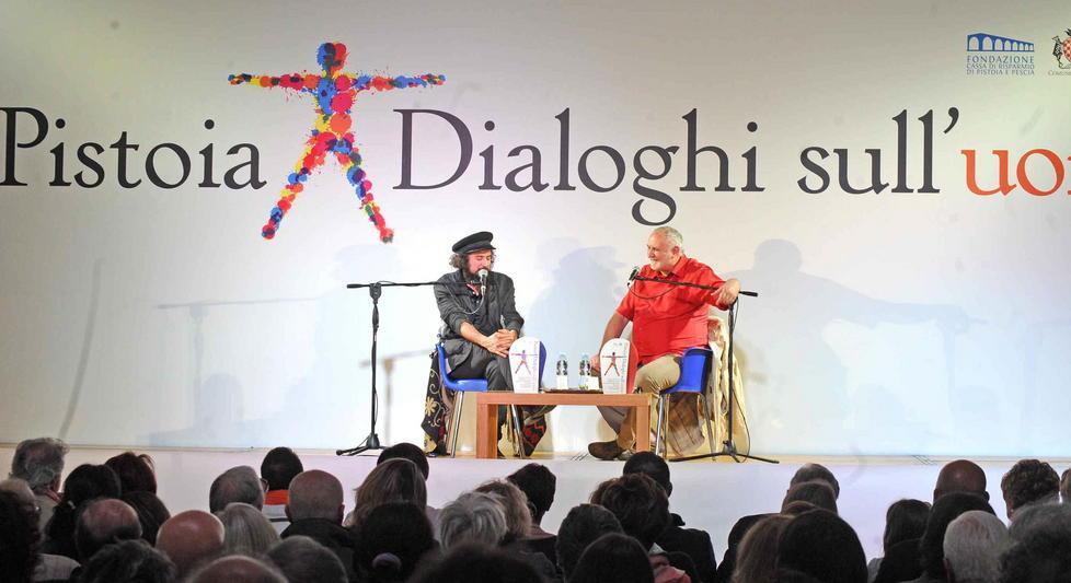 Vinicio Capossela incanta piazza Duomo 