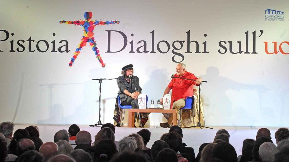 Vinicio Capossela incanta piazza Duomo