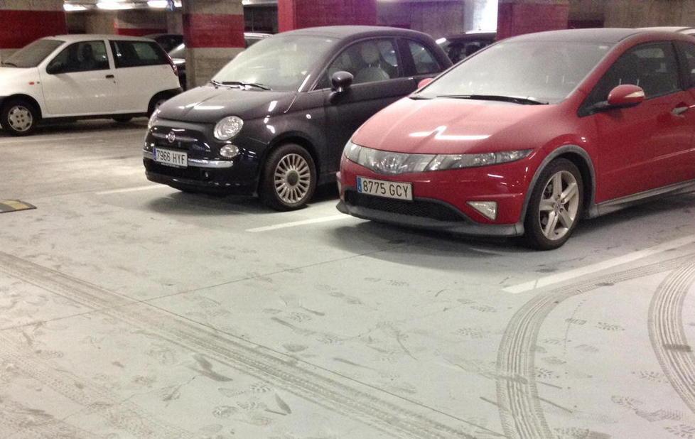 I vandali fanno “nevicare” tra le auto 