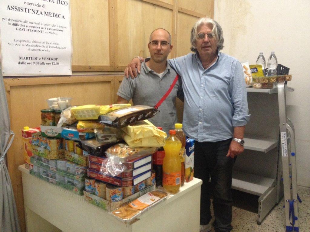 Un momento della consegna degli alimenti a sinistra Giani, a destra Macchioni