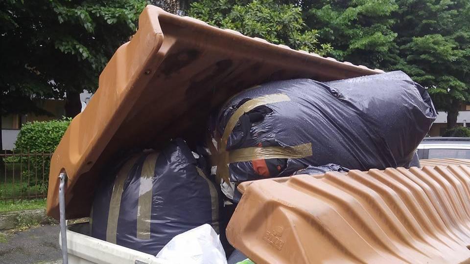 Scarti tessili nei cassonetti in via Pacchiani