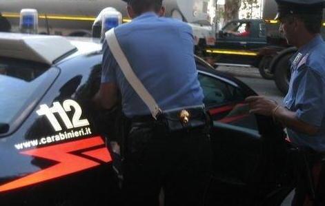 Tocca turista in negozio: arrestato 