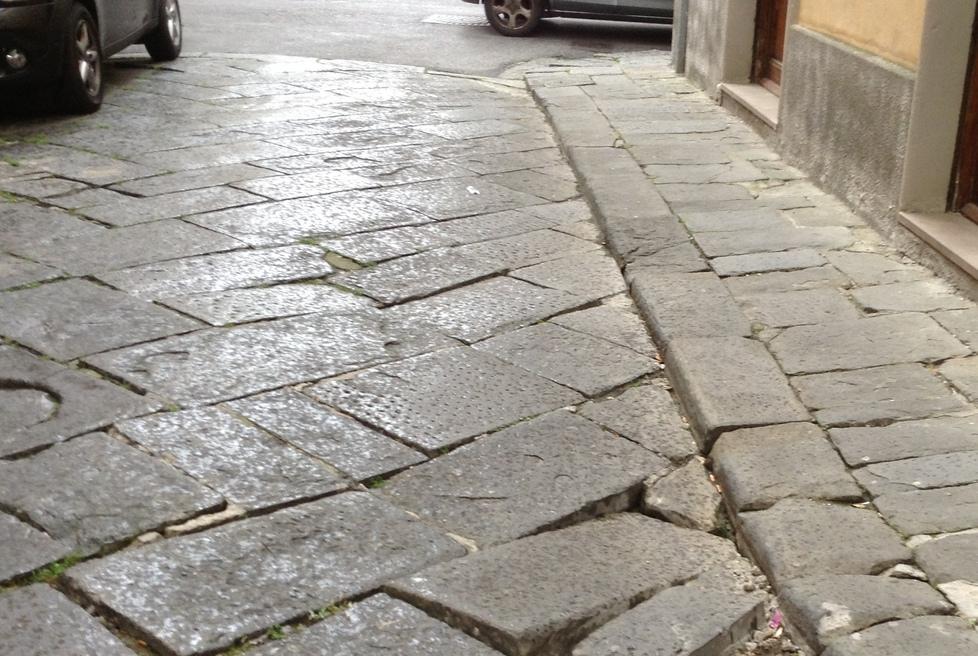 L’incuria regna nel centro storico 
