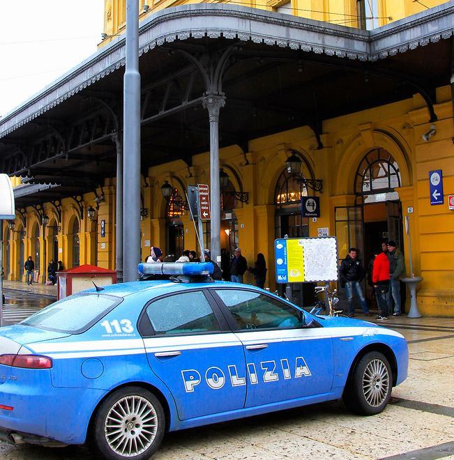 Piazza Dante, viene scippata del cellulare 