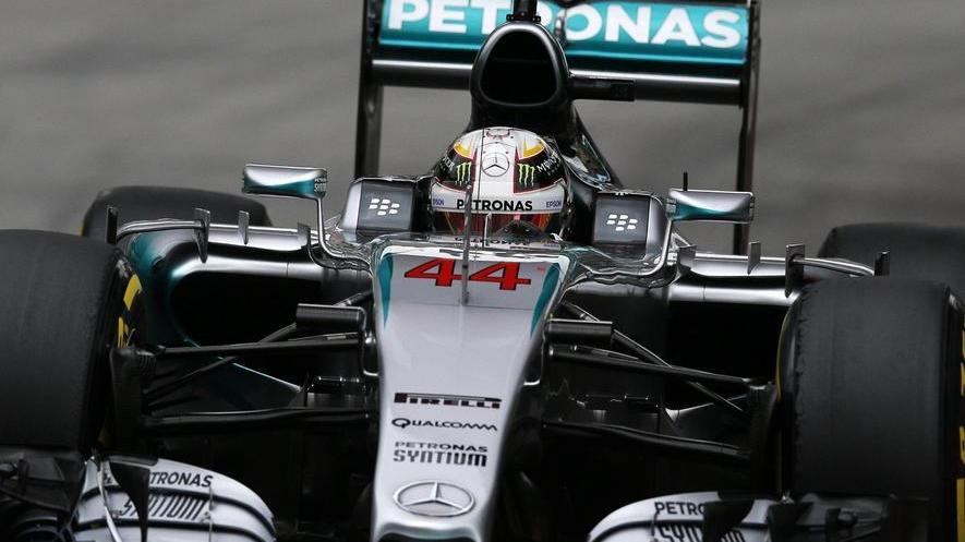 Pole per Hamilton, terzo Vettel