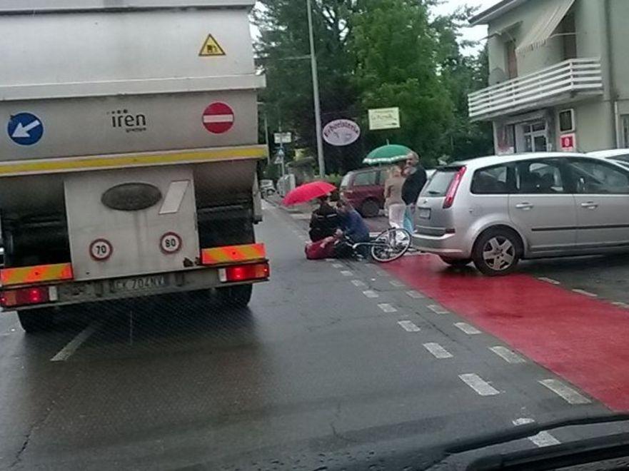 Anziano in bicicletta investito da un’auto 