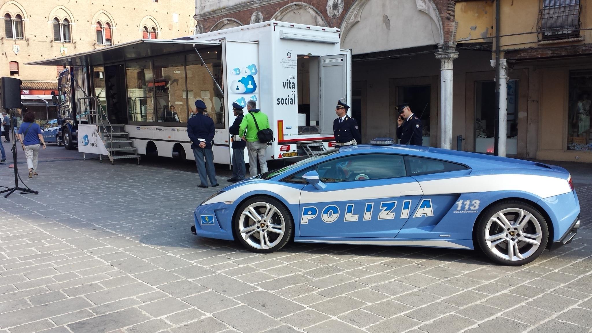 Vita da social con la polizia in piazza