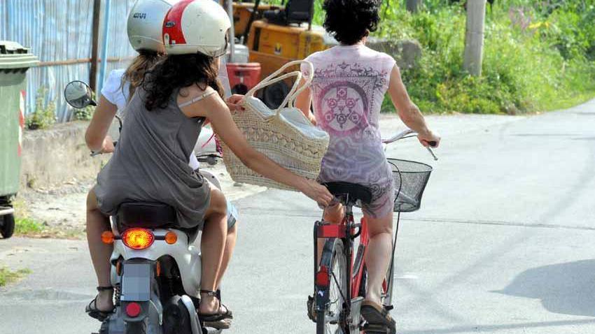 Forte dei Marmi, scippata della borsa mentre va in bici ai fuochi