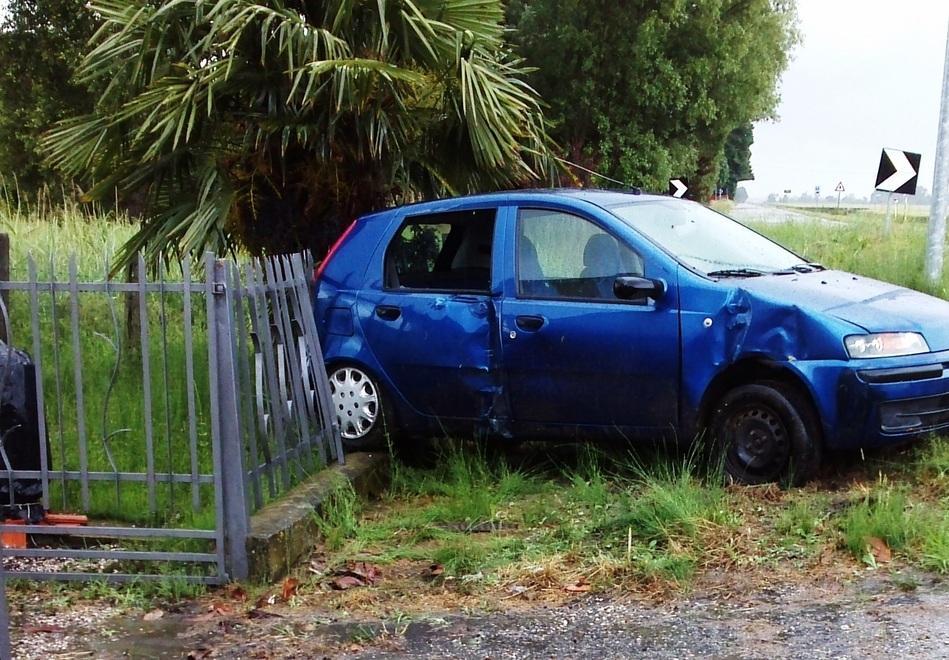 Con l’auto contro la recinzione di una casa