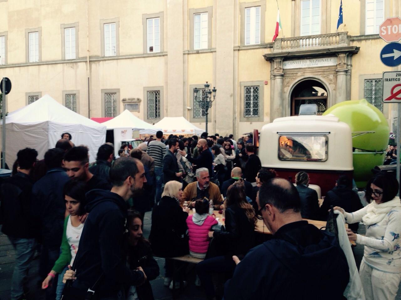 Lo Streetfood Village in piazza del Collegio